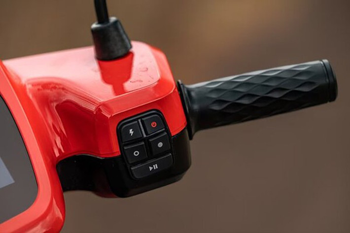 Hệ thống treo S1 Pro Sport bao gồm phuộc ống lồng phía trước và giảm xóc đơn phía sau có thể điều chỉnh tải trước. Xe sử dụng mâm hợp kim 14 inch, đi kèm lốp bản rộng giúp tăng độ bám và tạo vẻ ngoài mạnh mẽ. Chiều cao yên xe là 791mm và cốp dưới yên có dung tích 34 lít.