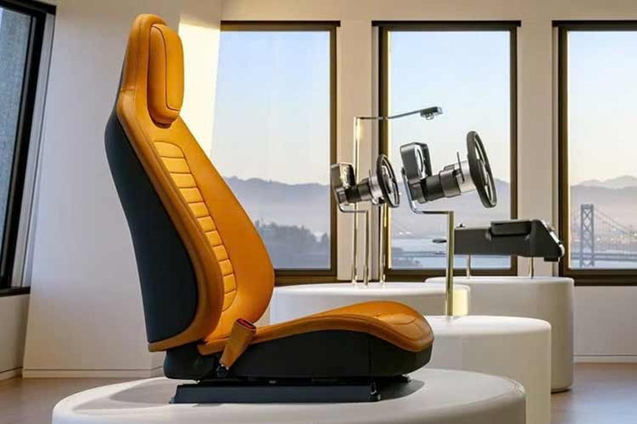 Thiết kế ba vòng tròn hiển thị gợi nhớ đến các cụm đồng hồ Veglia và Jaeger từng xuất hiện trên Ferrari từ thập niên 1950–1960, đồng thời hiển thị tốc độ, thông tin vận hành và dữ liệu dòng năng lượng của xe điện.