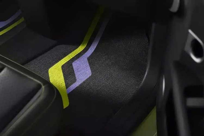 Trừ những thay đổi về thiết kế, Nio Firefly Millennium Wave Special Edition vẫn duy trì trang bị và động cơ như bản thường. Xe sở hữu bảng đồng hồ kỹ thuật số LCD 6 inch, màn hình cảm ứng trung tâm 13,2 inch, vô lăng/ghế trước sưởi, ghế trước chỉnh điện/làm mát/massage, hệ thống âm thanh 14 loa, cửa sổ trời và cửa cốp chỉnh điện.