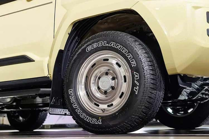 Thêm vào đó là bảng đồng hồ kỹ thuật số 7 inch có chức năng hiển thị góc nghiêng và góc dốc của xe. Bên cạnh đó là màn hình cảm ứng trung tâm 12,3 inch, hỗ trợ Apple CarPlay/Android Auto không dây, hệ thống âm thanh 6 loa, điều hòa tự động hai vùng độc lập, cửa kính chỉnh điện một chạm cả 4 vị trí và khởi động bằng nút bấm.