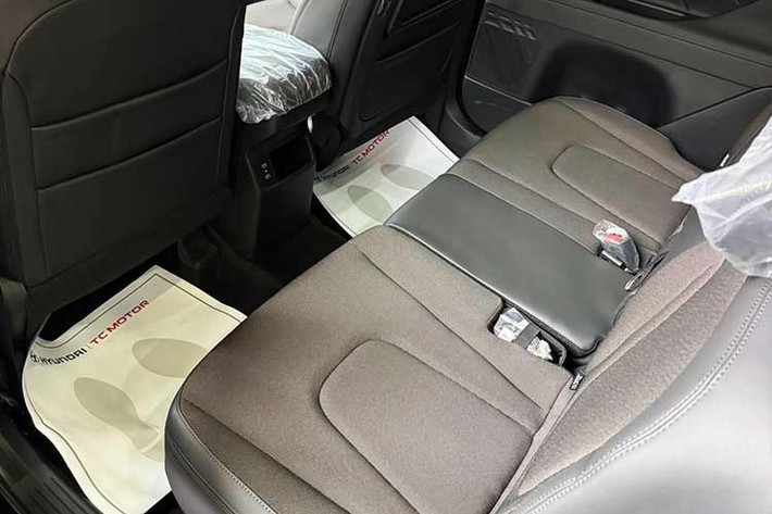 Riêng bản Cao cấp sở hữu điều hòa tự động đi kèm bảng điều khiển dạng cảm ứng. Các vị trí chứa đồ được thiết kế thông minh và thực dụng hơn trước. Phục vụ hành khách hai hàng ghế sau sẽ là cửa gió điều hòa độc lập, bệ tỳ tay trung tâm, bàn gập làm việc và các cổng sạc USB-C.