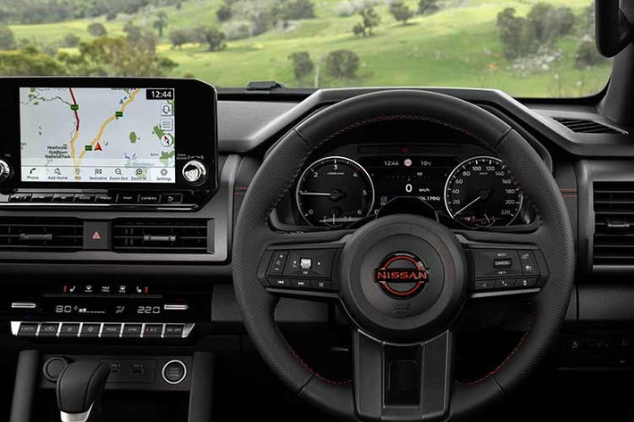 Ở phân khúc cao hơn, Navara ST-X có giá từ 63.177 AUD (tương đương 44.306 USD - hơn 1,139 tỷ đồng). Phiên bản này sở hữu mâm hợp kim 18 inch màu xám gunmetal, cánh lướt gió trước đồng màu với thân xe, lưới tản nhiệt và bậc lên xuống sơn bạc, cùng ốp gương chiếu hậu mạ chrome.