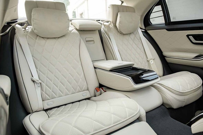 Mercedes-Benz S450 Luxury 4Matic thế hệ mới của Trúc Nhân được trang bị khối động cơ máy xăng, dung tích 3.0 lít, có tích hợp công nghệ EQ Boost sản sinh ra công suất tối đa 367 mã lực cùng mô-men xoắn cực đại đạt 500 Nm. Sức mạnh này được đồng hành cùng hộp số tự động 9 cấp, đi kèm hệ dẫn động 4 bánh.