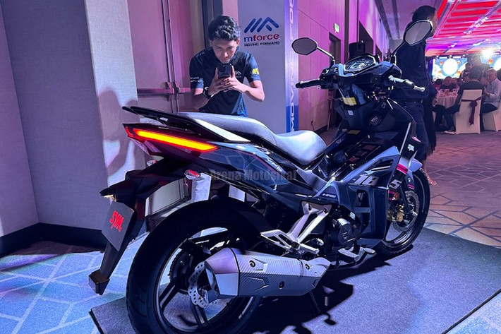 Động cơ trên mẫu xe này sản sinh công suất tối đa 19,7 mã lực tại vòng tua 9.000 vòng/phút, và mô-men xoắn cực đại đạt 17,46 Nm tại 7.500 vòng/phút.