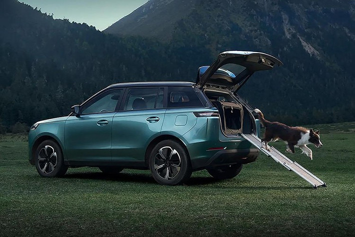 Hãng xe Trung Quốc giấu ống xả sau ba-đờ-sốc đơn giản lẫn cần gạt nước dưới cánh lươt gió, khiến tổng thể chiếc SUV cỡ B thêm gọn gàng và hiện đại. Phía trước, xe kế thừa lưới tản nhiệt đa nan dọc cỡ lớn và đèn chiếu sáng LED vuông vắn từ “đàn anh” J7, song đèn pha và đèn định vị ban ngày đã được gom vào một cụm.