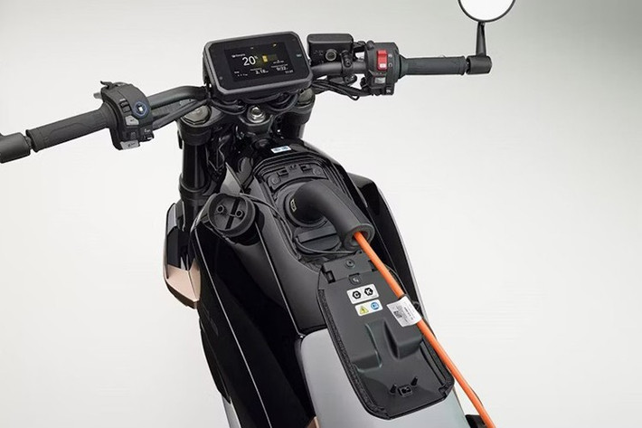 Xe có thể đi được quãng đường hơn 130 km với bộ pin lithium-ion cố định. Honda WN7 cũng có nhiều lựa chọn sạc: hỗ trợ sạc nhanh CCS2 chuẩn ôtô, cho phép nạp 20-80% chỉ trong 30 phút.