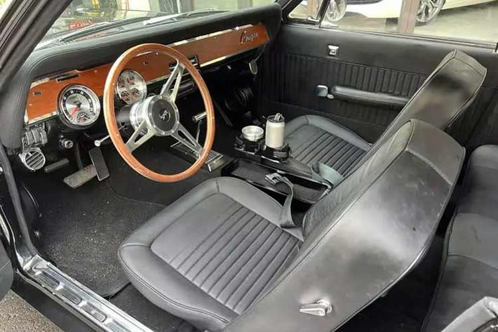 Được sản xuất trong 34 năm qua tám thế hệ (bỏ qua mẫu xe năm 1998), Cougar chỉ đứng thứ hai sau Grand Marquis (36 năm) về tuổi thọ sản xuất trong dòng xe Mercury. 2.972.784 chiếc đã được sản xuất, khiến nó trở thành mẫu xe Mercury bán chạy nhất.