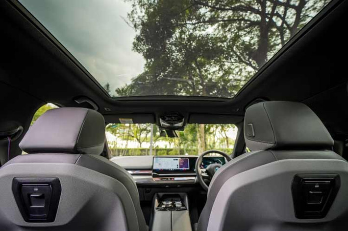 Camera trong xe có thể xem từ xa qua ứng dụng My BMW, hệ thống âm thanh Bowers &amp; Wilkins 17 loa công suất 655 W cùng hiệu ứng âm thanh IconicSounds Electric do Hans Zimmer thiết kế.