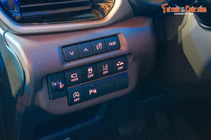 "Trái tim" của Suzuki Fronx là động cơ xăng K15C 4 xi-lanh, dung tích 1.5L, kết hợp với công nghệ mild hybrid Smart Hybrid Vehicle by Suzuki (SHVS), hộp số tự động 6 cấp mới với lẫy chuyển số trên vô lăng và pin lithium-ion 6 Ah.
