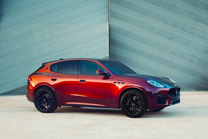 Maserati Grecale Tributo Il Bruciato là sự kết hợp giữa Trident và Il Bruciato thương hiệu rượu vang nổi tiếng từ Bolgheri. Chiếc xe đặc biệt được bộ phận cá nhân hóa - Maserati Fuoriserie thực hiện, kết hợp niềm đam mê công nghệ kỹ thuật cơ khí cao cấp và nghệ thuật trồng nho đẳng cấp thế giới.