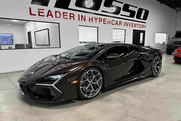 Revuelto trang bị các hệ thống an toàn chủ động ADAS, như cảnh báo chệch làn đường chủ động (ALDW), cảnh báo chuyển làn đường (LCW), ga hành trình thích ứng (ACC), cảnh báo phương tiện cắt ngang phía sau (RCTA), và camera 360 độ.