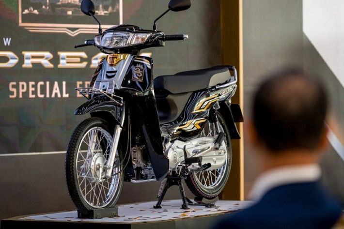 Theo giới thạo xe, hiện mức giá xe Honda Dream 125 đặc biệt này được nhập về và bán tại Việt Nam cũng giá trên 100 triệu đồng và người mua phải đặt hàng trước.