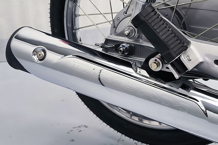 Trong khi xi-nhan của Honda Dream 125 bản đặc biệt sẽ vẫn là bóng Halogen. Hệ thống khởi động dùng chìa cơ, ổ khóa mở yên được tích hợp tinh tế ở phần đuôi xe.