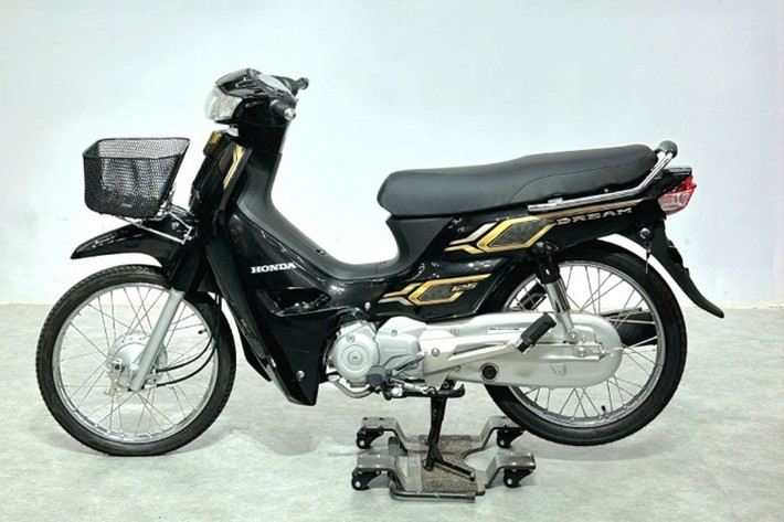 Cách đây không lâu, Honda Dream 125 bản đặc biệt mang tên Honda Dream 125 25th Anniversary Special Edition đã chính thức ra mắt, nhân dịp kỷ niệm 25 năm thành lập liên doanh NCX Honda tại Campuchia.