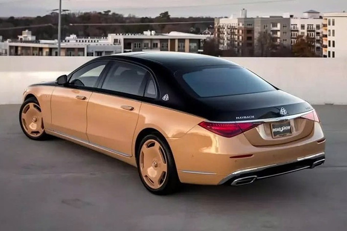 Màu sơn ngoại thất và nội thất của chiếc xe trong ảnh được gọi là Virgil, và nó cũng có một số tùy chọn phiên bản RS từ đại lý bán xe là Road Show International. Công ty cho biết trên mạng xã hội của mình rằng khung biển số hai tông màu bóng, lớp phủ bảo vệ sơn gốm, gói đèn ngoại thất màu khói, logo Maybach phát sáng trên nắp cốp và phim cách nhiệt nano-gốm (cũng được dán lên kính chắn gió) là một phần của quá trình nâng cấp.