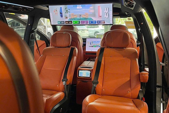 Để phục vụ hành khách phía sau, hãng Lynk &amp; Co đã trang bị màn hình treo trần 30 inch với độ phân giải 6K. Mặt sau của bệ tì tay trung tâm ở hàng ghế trước tích hợp một bảng điều khiển và tủ lạnh mini dạng trượt. Xe được trang bị 42 hộc chứa đồ trong xe. Bên cạnh đó là dung tích khoang hành lý tiêu chuẩn 300 lít, cộng thêm 20 lít chứa đồ nằm dưới sàn cốp.