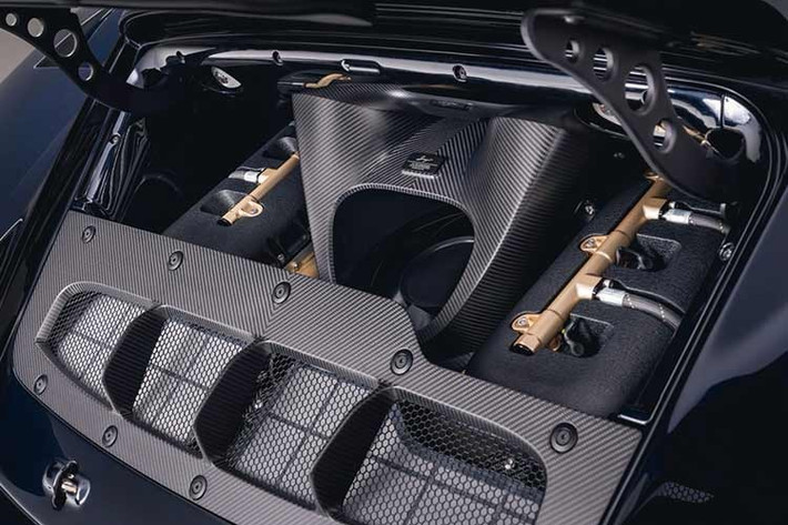 Bảng đồng hồ 911 quen thuộc được làm lại với đồng hồ nổi thủ công với viền màu Champagne, đạt tiêu chuẩn chế tác đồng hồ cao cấp. Công nghệ được tích hợp sự tinh tế là khả năng định vị và kết nối điện thoại qua CarPlay.