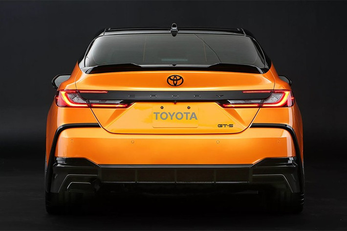 Tuy nhiên, trái với diện mạo thể thao, mẫu xe Toyota Camry GT‑S phiên bản ý tưởng này sẽ vẫn giữ nguyên động cơ hybrid 2.5L 4 xi-lanh giống trên Camry XSE AWD 2025, cho công suất 232 mã lực.