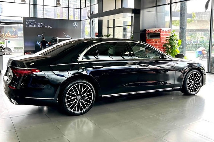 Ngoại thất chiếc xe Mercedes-Benz S450 Luxury mới được em gái của Mai Phương Thúy đập hộp tại hãng có màu đen, nội thất nâu. Kích thước tổng thể của xe dài 5.300mm, rộng 1.940mm, cao 1.503mm và trục cơ sở dài 3.216mm.