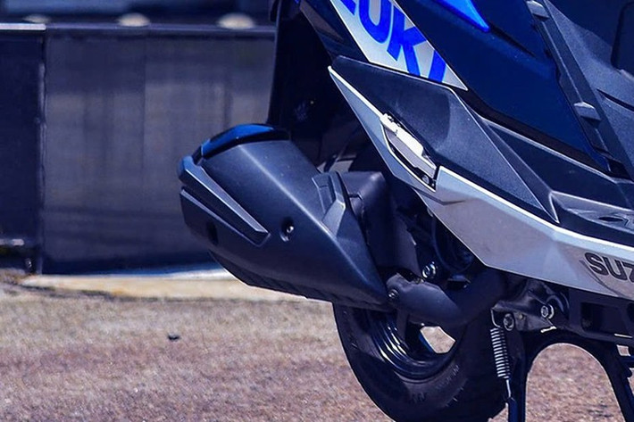 Suzuki Avenis 2025 có chiều dài cơ sở 1.265 mm với tổng thể dài x rộng x cao lần lượt là 1.895 x 710 x 1.175 mm. Với chiều cao yên 760 mm và khoảng sáng gầm xe 160 mm, mẫu xe này rất phù hợp để di chuyển linh hoạt trong thành phố.