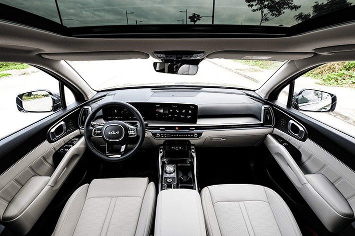Bên trong khoang cabin, Kia đã cải tiến không gian với màn hình cong tích hợp cụm đồng hồ kỹ thuật số và màn hình giải trí trung tâm 12,3 inch. Các chi tiết như cửa gió điều hòa được thu gọn và kéo dài, cùng với cụm điều khiển điều hòa được hạ thấp, mang đến một thiết kế gọn gàng và tinh tế hơn.