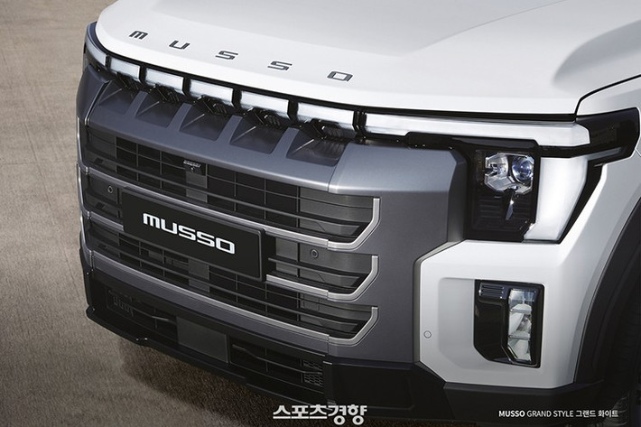 Phần đầu xe nổi bật với cụm đèn pha LED thiết kế gợi nhớ đến Ford F-150, xu hướng tương tự như BYD Shark hay Nissan Frontier Pro tại Trung Quốc. Lưới tản nhiệt 5 khe mang phong cách Jeep đi kèm dải đèn LED chiếu sáng tạo điểm nhấn.