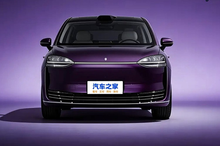 Luxeed V9 được phát triển trên nền tảng khung gầm mô-đun E0X-L do Chery phát triển. Đây là nền tảng được sử dụng cho các mẫu xe cao cấp như Exlantix ET, Exlantix ES và nhiều mẫu Luxeed khác. Luxeed V9 có chiều dài thân xe vượt mốc 5,3 mét và trục cơ sở kéo dài nhằm tối ưu không gian nội thất.