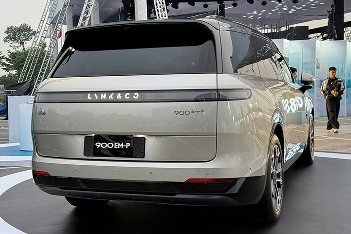 Lynk & Co 900 là chiếc SUV lớn nhất mà hãng từng phát triển. Về kích thước tổng thể, xe có thông số chiều dài x rộng x cao tương ứng là 5.240 x 1.999 x 1.810 mm, trục cơ sở dài 3.160 mm, tương đương nhiều mẫu SUV hạng sang như BMW X7 hay Mercedes-Benz GLS.