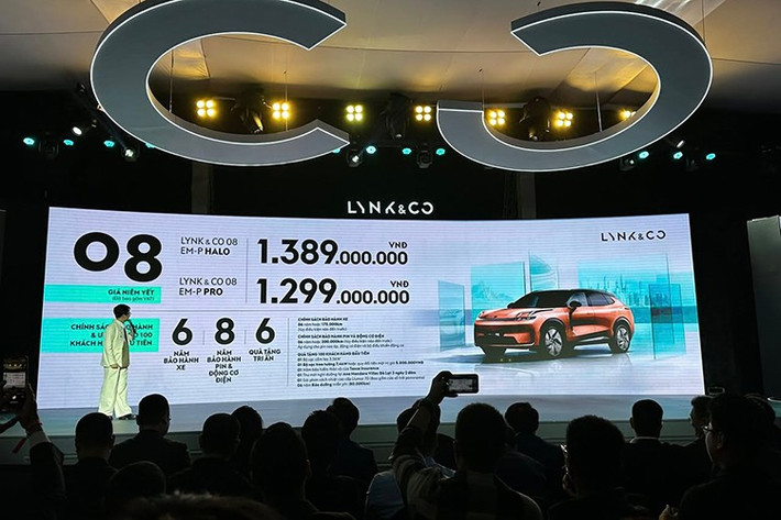 Tại Việt Nam, Lynk & Co 08 EM-P được phân phối với hai phiên bản là Pro và Halo cùng mức giá lần lượt là: 1,299 và 1,389 tỷ đồng. Khách hàng cũng sẽ có 05 lựa chọn màu sắc ngoại thất, bao gồm: Đen (Sparkling Black); Trắng ngọc trai (Crystal White Pearl); Xám (Fluid Grey); Xanh khoáng thạch (Mineral Green); Vàng ánh kim (Raw Zircon).