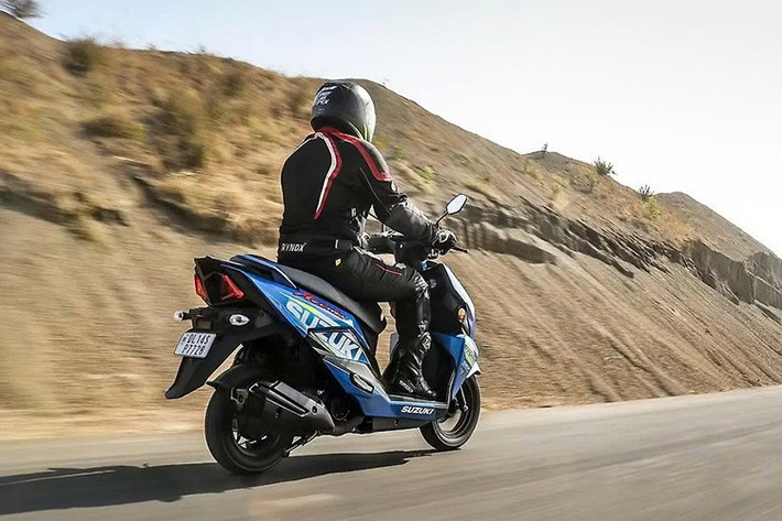 Về động cơ, xe sở hữu khối động cơ SEP 125cc làm mát bằng không khí. Khối động cơ này sản sinh công suất tối đa là 6,1kW tại 6.750 vòng/phút và mômen xoắn cực đại là 9,6 Nm tại 5.500 vòng/phút. Xe cũng khá tiết kiệm xăng với mức tiêu thụ 51,6 km/lít.