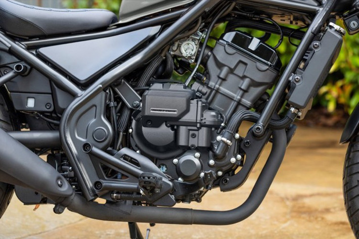 Sức mạnh trên mẫu xe Honda Rebel 300 2026 được truyền tới bánh sau thông qua hộp số sáu cấp và hệ thống truyền động bằng xích, kết hợp cùng bộ ly hợp điện tử mới của Honda.