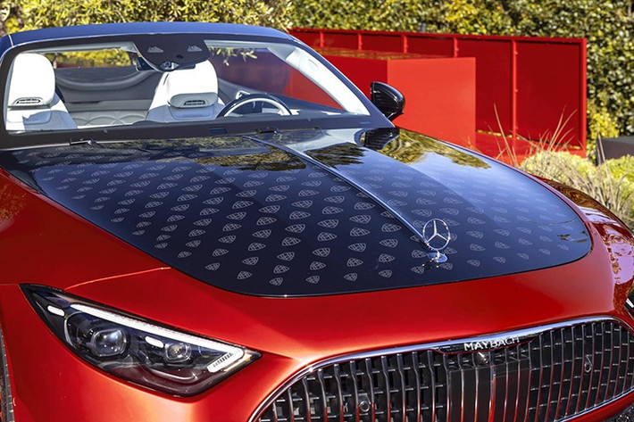 Phiên bản SL 63 thông thường, với công suất 577 mã lực, có giá bán lẻ đề xuất là 187.150 USD. Phiên bản SL 55 thấp hơn, công suất 469 mã lực, có giá khởi điểm là 1,150 USD, và phiên bản SL 43 cơ sở, với động cơ 2.0L bốn xi-lanh, công suất 416 mã lực, có giá khởi điểm 11.950 USD tại thị trường này.