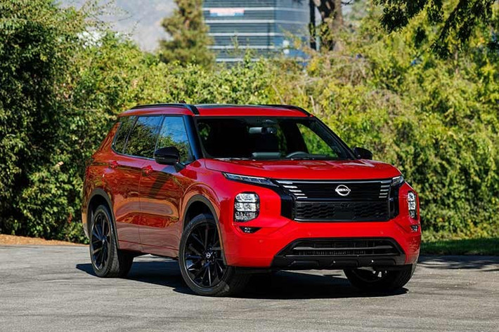 Một phần lý do Mitsubishi đảm nhận việc sản xuất là do tình hình tài chính của Nissan, buộc hãng ôtô Nhật Bản phải tập trung mạnh vào các sản phẩm được đổi tên thương hiệu. Được sản xuất từ ​​ngày 12/1 tại nhà máy lắp ráp Okazaki ở tỉnh Aichi, Nhật Bản, Rogue Plug-In Hybrid thực chất chỉ là phiên bản Outlander PHEV đã lỗi thời của Mitsubishi với logo và kiểu dáng khác.