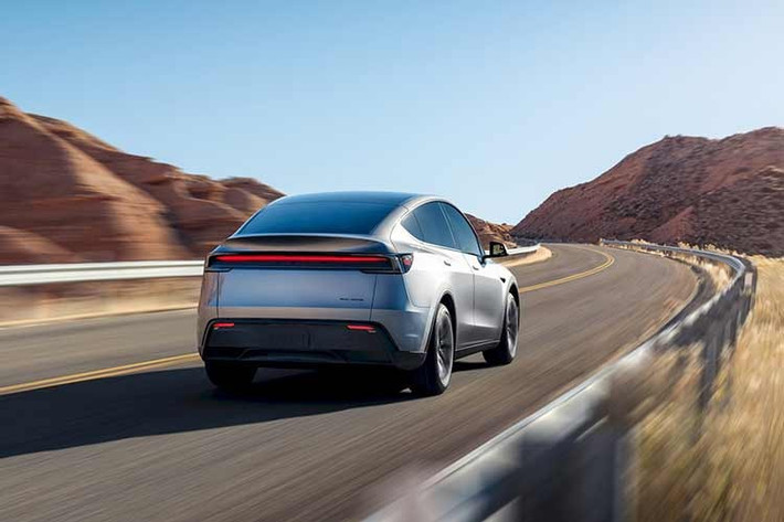 Tại thị trường Mỹ, Tesla Model Y Premium AWD 2026 mới được trang bị 2 động cơ điện và hệ dẫn động AWD. Với khối lượng bản 5 chỗ lên đến 2.029 kg, xe có khả năng tăng tốc 0-97 km/h trong 4,6 giây.