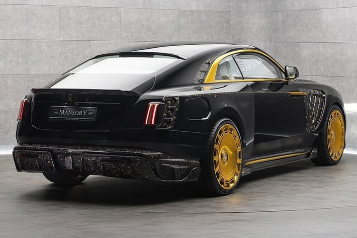 Những chi tiết này không chỉ khiến chiếc xe trở nên nổi bật mà còn thể hiện rõ nét sự giàu có và đẳng cấp của chủ nhân. Ngay cả các chi tiết sợi carbon cũng không thoát khỏi lớp mạ vàng lấp lánh, nâng tầm giá trị của chiếc Rolls-Royce Spectre này lên một đỉnh cao mới.