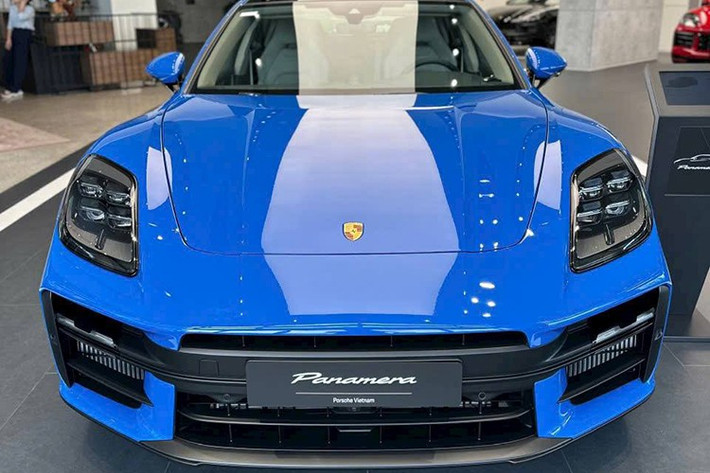 Phiên bản cao cấp nhất Turbo S E-Hybrid sở hữu công suất lên tới 771 mã lực, khả năng tăng tốc từ 0-100 km/h trong 2,9 giây và tốc độ tối đa 325 km/h. Xe được trang bị hệ thống treo khí nén chủ động Porsche Active Ride với công nghệ hai buồng, hai van độc lập, giúp duy trì độ ổn định cao trong mọi điều kiện vận hành.