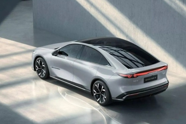 Khi pin và bình xăng được nạp đầy, xe đạt tổng quãng đường 1.301 km theo chuẩn CLTC. Mức tiêu thụ nhiên liệu của xe rơi vào khoảng 3,6 lít/100 km. Thứ hai là mô-tơ điện mạnh 190 kW (258 mã lực), cung cấp phạm vi hoạt động theo tiêu chuẩn CLTC từ 480 km đến 600 km, tùy dung lượng pin. Bộ sạc nhanh DC cho phép sạc pin từ 30% lên 80% trong khoảng 15 phút.