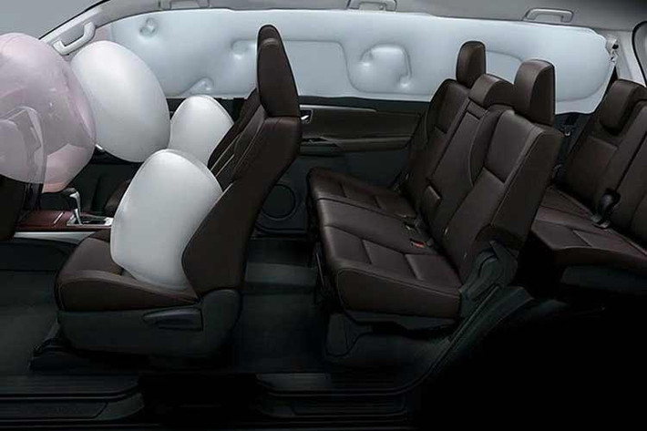 Một số trang bị đáng chú ý dự kiến xuất hiện trên Fortuner 2027 gồm cụm đồng hồ kỹ thuật số TFT 12,3 inch, màn hình giải trí trung tâm 12,3 inch dạng nổi hỗ trợ Android Auto và Apple CarPlay không dây, cùng cụm điều khiển trung tâm mới với nhiều phím chức năng vật lý. Xe cũng có thể được bổ sung phanh tay điện tử.