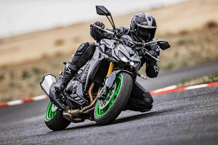 Theo kế hoạch, sự kiện ra mắt vào ngày 15/3 sẽ đánh dấu lần đầu tiên mẫu naked-bike dung tích 1.100cc này xuất hiện chính thức tại Việt Nam. Mức giá xe Kawasaki Z1100 SE 2026 tại Việt Nam chưa được công bố, nhưng tại Thái Lan nó có giá từ 14.999 USD (khoảng 395 triệu đồng).