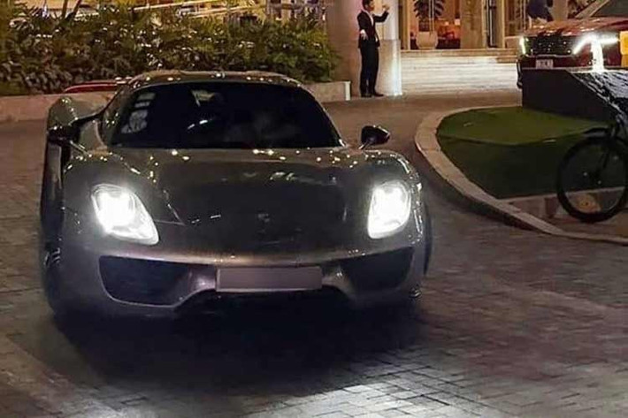 Hiện chưa rõ chủ nhân chiếc Porsche 918 Spyder này đã bỏ ra bao nhiêu tiền để sở hữu siêu phẩm này. Mức giá để sở hữu chiếc xe này cũng không hề dễ chịu khi những chiếc xe cuối cùng được bán ra vào năm 2014 và xe trên thị trường được các showroom tư nhân đầu cơ bán lại kiếm lời.