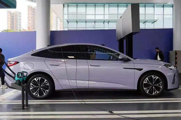 BYD cho biết hệ truyền động mới của mẫu sedan thuần điện này duy trì mức tiêu thụ năng lượng dưới 10 kWh/100 km. Trong khi công nghệ pin Blade thế hệ thứ hai của BYD gây chú ý với khả năng đạt phạm vi di chuyển hơn 1.000 km, Seal 07 EV lại sử dụng biến thể Short Blade Battery 2.0. Phiên bản này được thiết kế để đạt khả năng truyền tải công suất cao thay vì tối đa mật độ năng lượng.