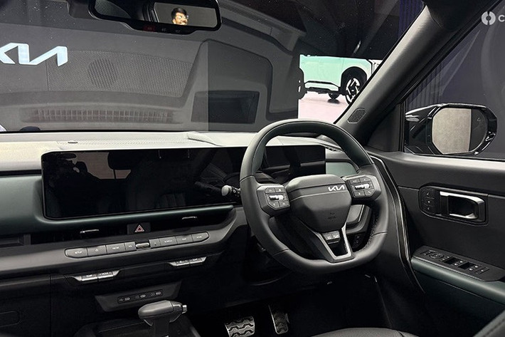 Vật liệu trong cabin được nâng cấp với các chi tiết mềm mại, họa tiết cao cấp và đường chỉ khâu tinh tế. Phiên bản GT-Line có nội thất hai tông màu, cụm điều hòa mới, bàn đạp kim loại, vô lăng vát đáy tích hợp nút bấm, cùng các hộc chứa đồ tiện lợi hơn.