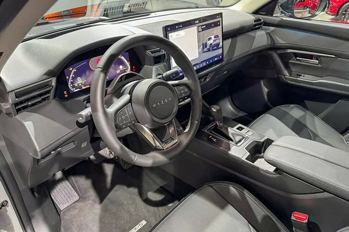 Hộp số là loại Skyactiv-Drive tự động 6 cấp như trước. Động cơ tạo ra công suất tối đa 141 mã lực và mô-men xoắn cực đại 238 Nm. Xe tiếp tục có phiên bản dẫn động cầu trước FWD và dẫn động 4 bánh AWD như trước.