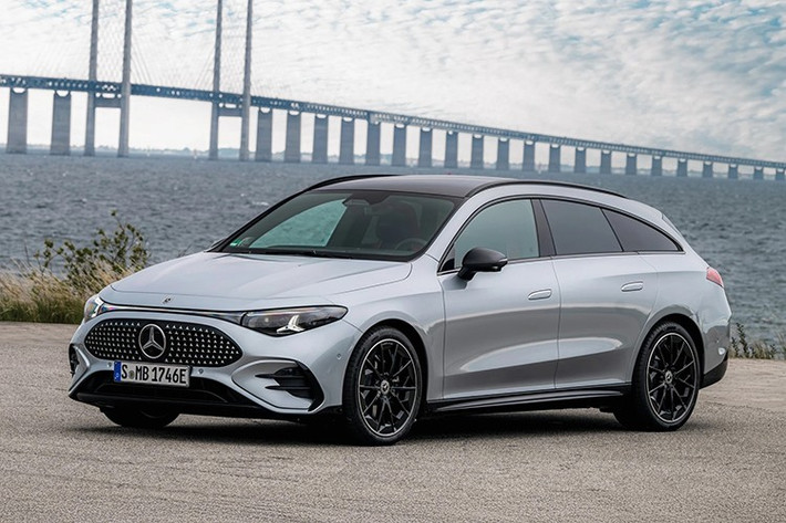 Điểm nhấn khi nhìn trực diện Mercedes-Benz CLA Shooting Brake là lưới tản nhiệt giả lập có logo ngôi sao 3 cánh phát sáng. Phần mui xe được kéo dài từ đầu đến đuôi, tối ưu không gian nội thất cũng như mở rộng hành lý. Huy hiệu ngôi sao 3 cánh cũng xuất hiện ở nhiều vị trí.