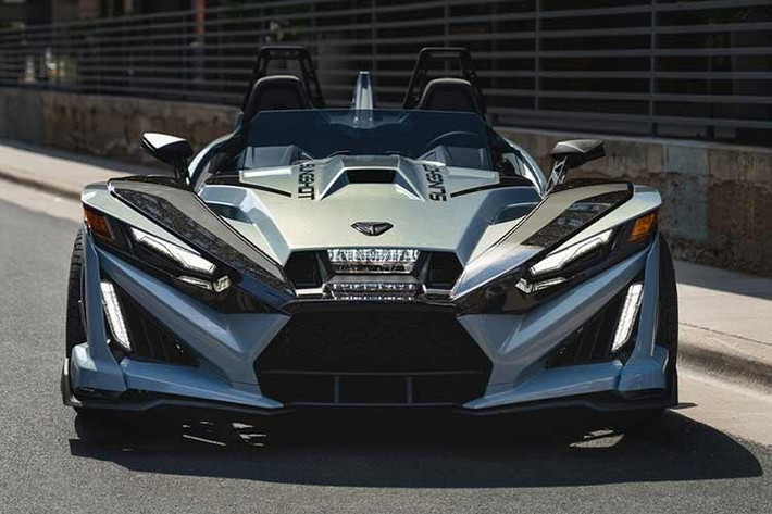 Phiên bản mới của chiếc xe ba bánh này được gọi là Polaris Slingshot Signature Edition 2026 và cũng giống như Grand Touring, xe được phát triển dựa trên mẫu R cao cấp nhất. Nó không chỉ mang đến kiểu dáng độc đáo mà còn được trang bị thêm một loạt các tính năng bổ sung ngay từ khi xuất xưởng.