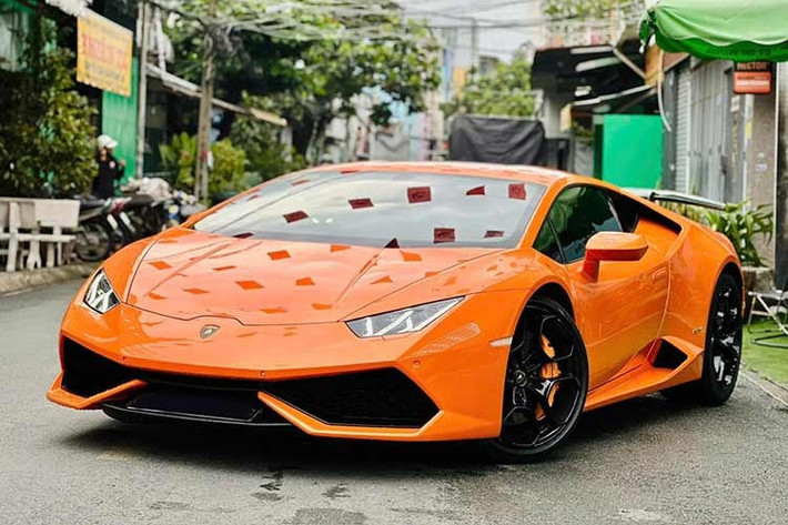 Huracan LP610-4 là mẫu siêu xe được ra mắt lần đầu tiên tại Triển lãm Geneva Auto Show vào tháng 3/2014. Cho đến nay, các phiên bản Lamborghini Huracan LP610-4 tại Việt Nam khá đa dạng màu sắc như đỏ, đen, vàng, trắng, xanh, cam, xám,… với số lượng trên 15 chiếc. Tại thời điểm mua mới, mẫu xe này có giá lăn bánh gần 20 tỷ đồng.
