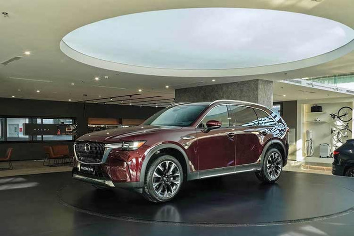 Sau khi được trưng bày lần đầu vào tháng 12 năm ngoái trong sự kiện khánh thành showroom Mazda Flagship, THACO Auto đã chính thức công bố giá và kế hoạch bán ra cho Mazda CX-90 2026. Mẫu SUV flagship Mazda CX-90 2.5 PHEV 7 chỗ nhập khẩu nguyên chiếc từ Nhật Bản có giá bán chính thức 2,479 tỷ đồng.