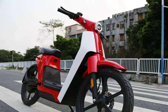 Honda Cub E – phiên bản điện hóa của mẫu xe máy huyền thoại Super Cub được đăng ký bản quyền tại Việt Nam vào tháng 11/2023 và nhanh chóng thu hút sự quan tâm của nhiều người. Tuy nhiên, từ đó cho đến nay, Honda Việt Nam vẫn chưa công bố thêm thông tin về mẫu xe này.