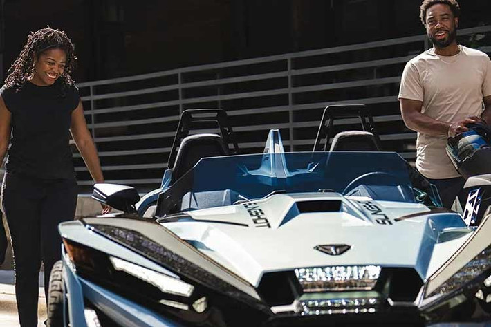 Phiên bản Grand Touring năm ngoái được trang bị lớp sơn hai tông màu kết hợp giữa màu đen ánh kim Viper Black và xanh lá cây Venom Green, cả hai đều được xử lý bằng hiệu ứng ánh xanh lục óng ánh, biến thân xe thành một loại tắc kè hoa, có khả năng thay đổi màu sắc tùy thuộc vào ánh sáng chiếu vào.