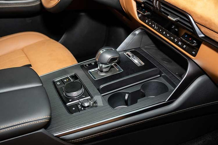 Về mặt an toàn, mẫu SUV đầu bảng sở hữu danh sách trang bị dày đặc, tiêu biểu là gói công nghệ an toàn chủ động i-Activsense với các tính năng nổi bật như: kiểm soát hành trình thích ứng MRCC Stop &amp; Go, hỗ trợ giữ làn, giám sát điểm mù, hỗ trợ phanh thông minh và hệ thống theo dõi trạng thái người lái. Cùng với 8 túi khí và camera 360 độ, CX-90 mang đến sự an tâm tuyệt đối cho người dùng trên mọi hành trình.